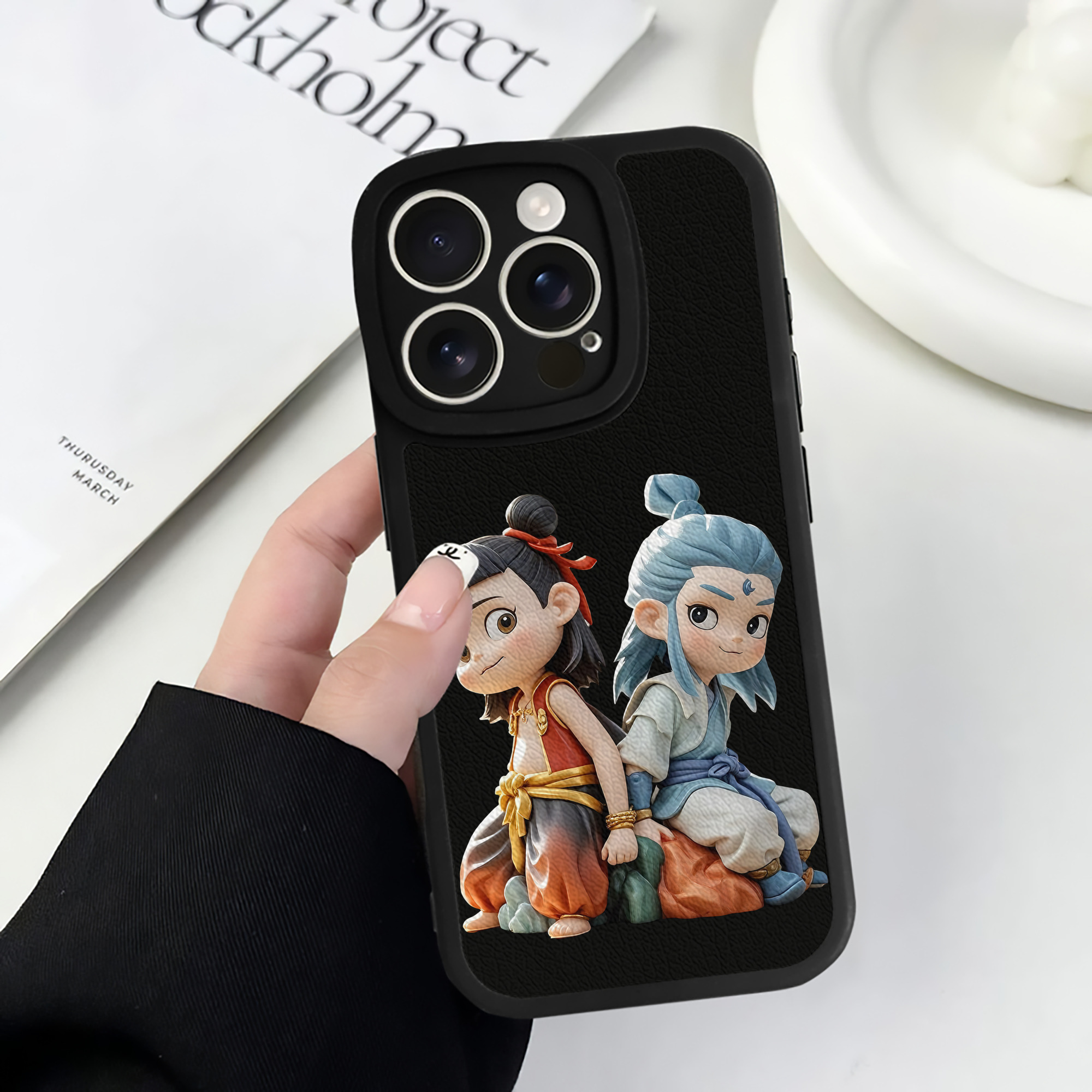 （画像用） Ne Zha 2 ナタ 魔童の大暴れ 【iPhone 16シリーズ対応】シリコンスマホケース（レザー調） 材質：シリコン